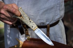 Mężczyzna trzymający broń białą